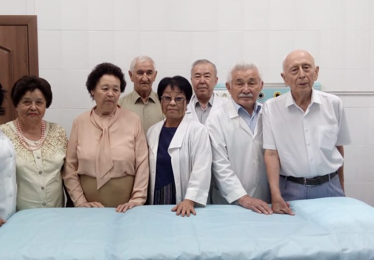 В канун дня медицинского работника отделение эндоскопии КазНИИОиР посетили ветераны института