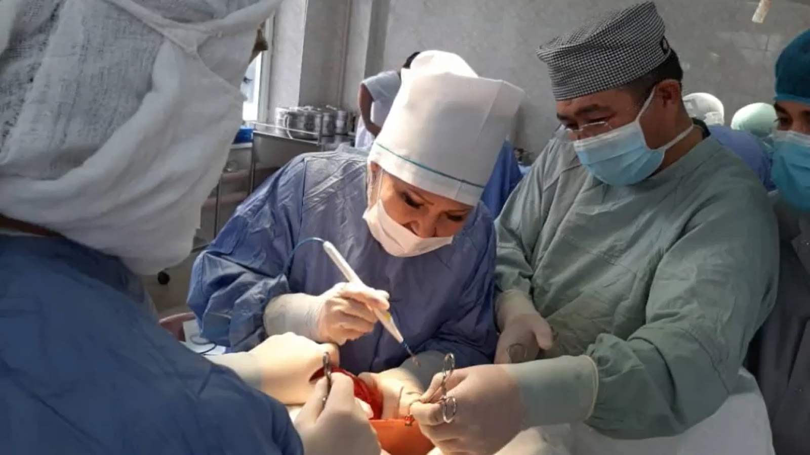 В рамках Дней казахстанской медицины в Таджикистане, руководитель Центра опухолей молочных желез КазНИИ онкологии и радиологии МЗ РК, маммолог-онкохирург, д.м.н. Алия Жаналыковна Абдрахманова провела показательные операции в Душанбе